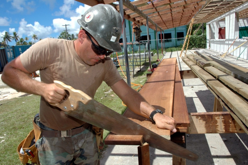 ebeniste-ST ETIENNE DE TINEE-min_worker_construction_building_carpenter_male_job_build_helmet-893290